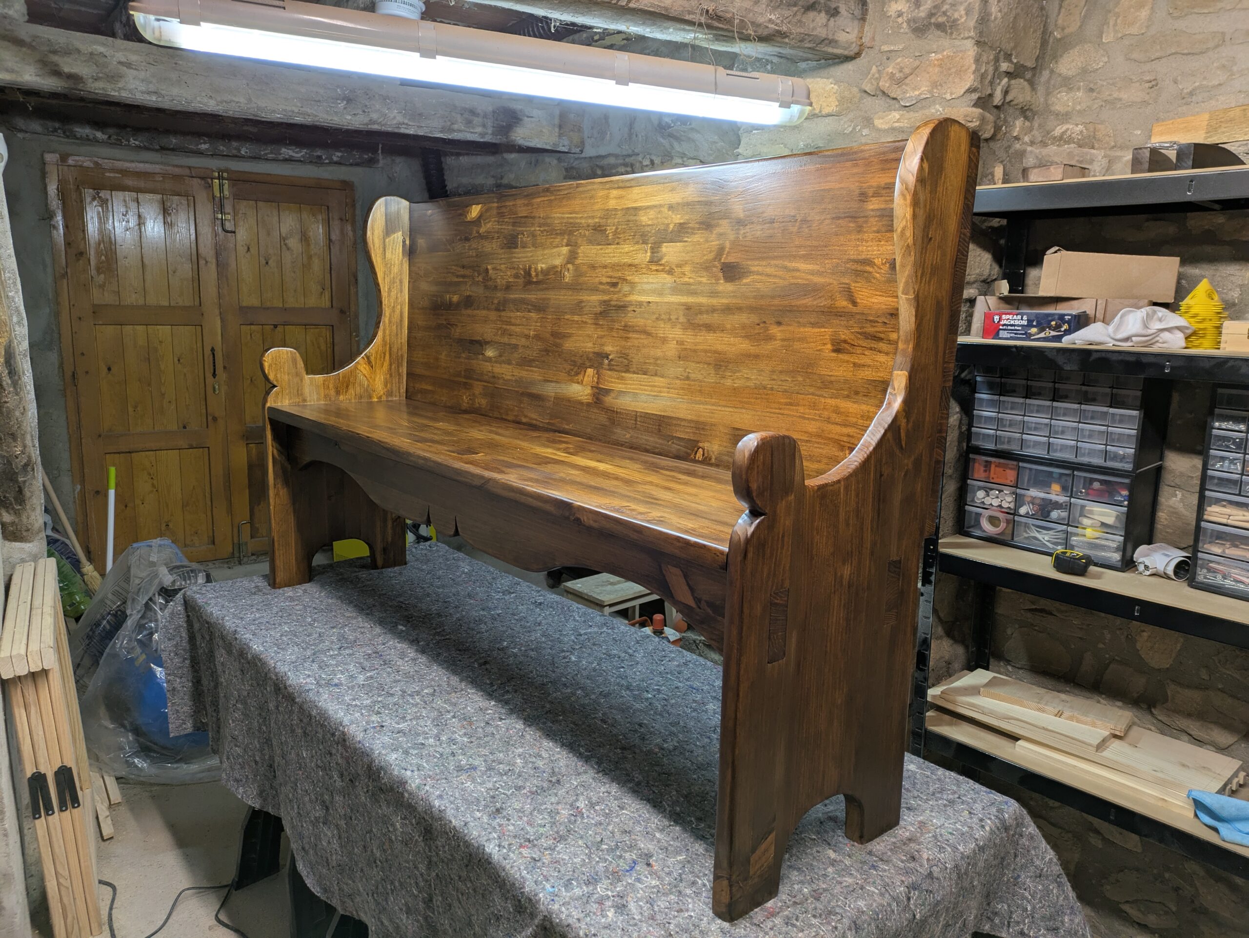 Settle bench