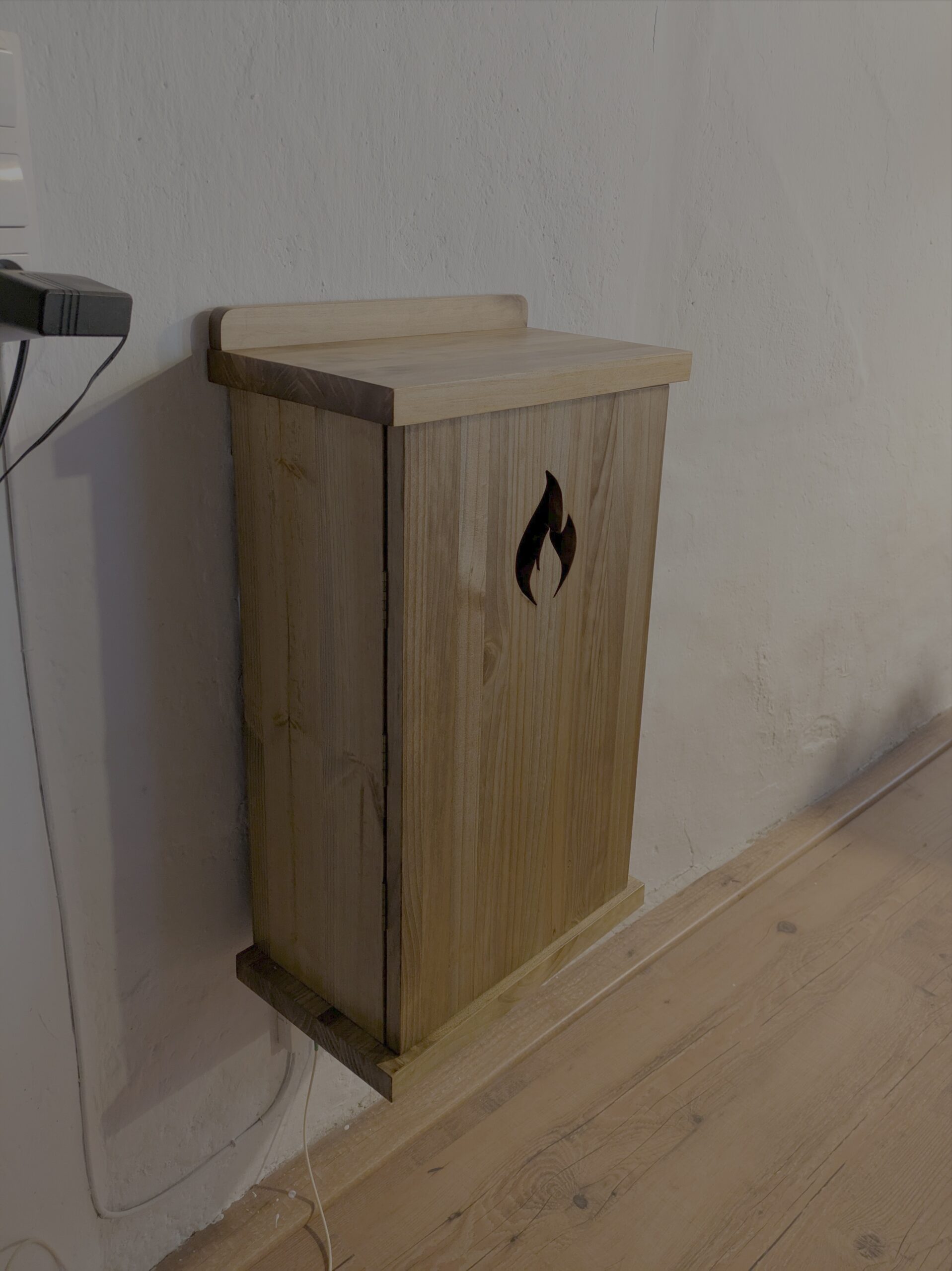 Fire extinguisher cabinet